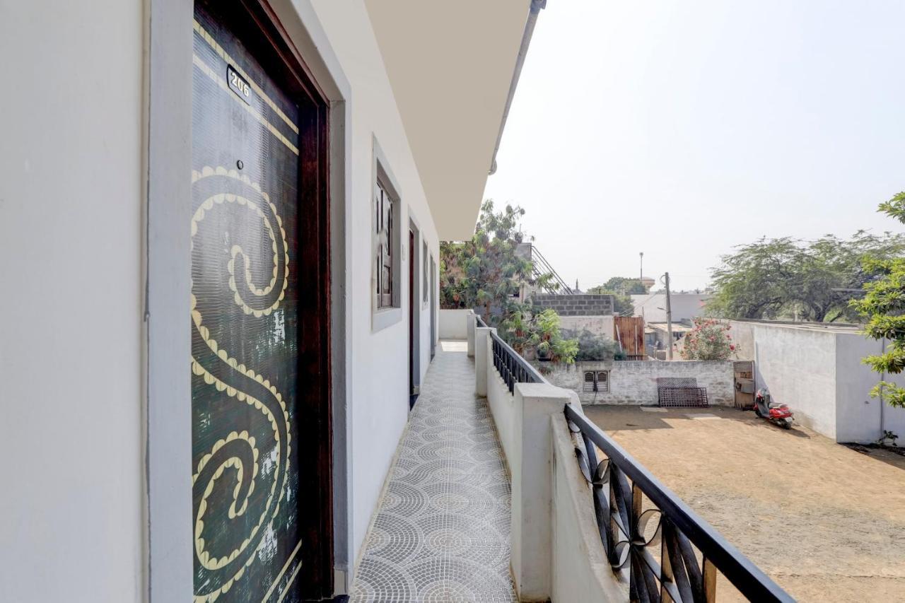 SPOT ON 71130 Hotel Shiv Krupa Anjar Bagian luar foto