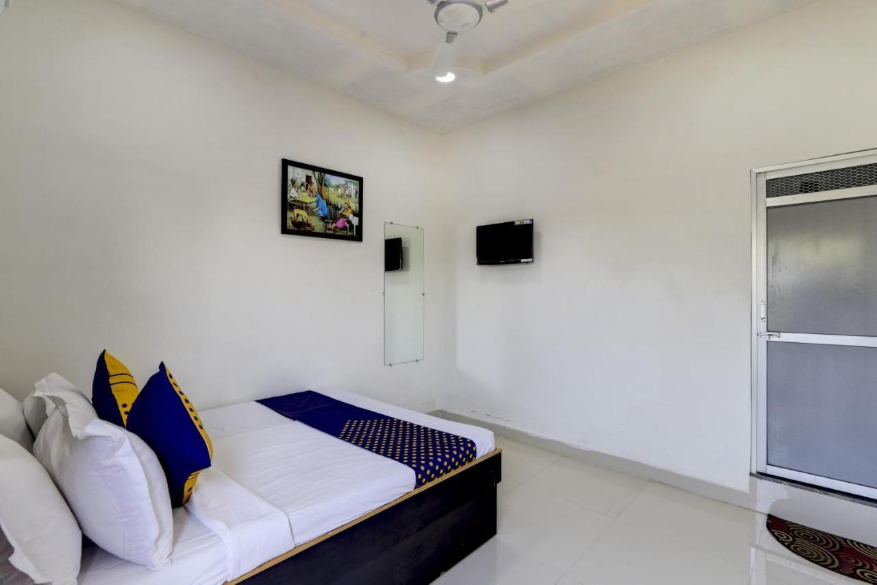 SPOT ON 71130 Hotel Shiv Krupa Anjar Bagian luar foto