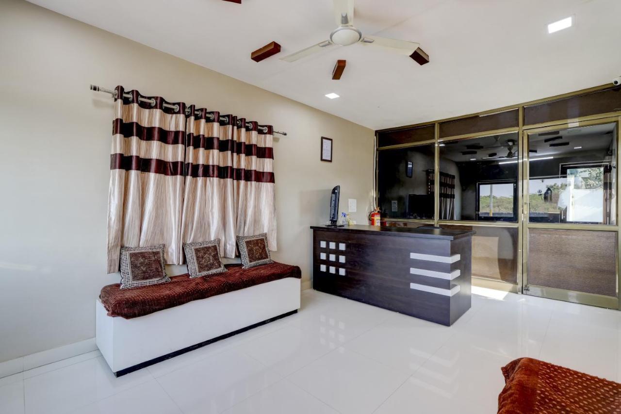 SPOT ON 71130 Hotel Shiv Krupa Anjar Bagian luar foto